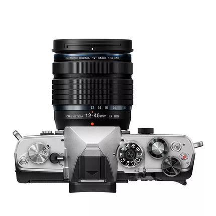 OM System OM-3 (Plateado) + M.Zuiko ED 12-45 mm f/4 PRO (Negro)
